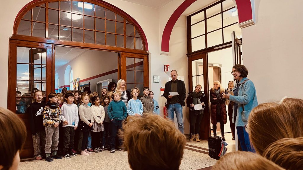 Der Senator liest zum Vorlesetag Schüler*innen der Schule an der Horner Heerstraße vor.