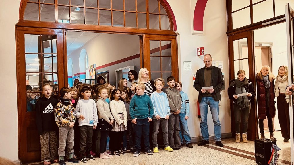 Der Senator liest zum Vorlesetag Schüler*innen der Schule an der Horner Heerstraße vor.