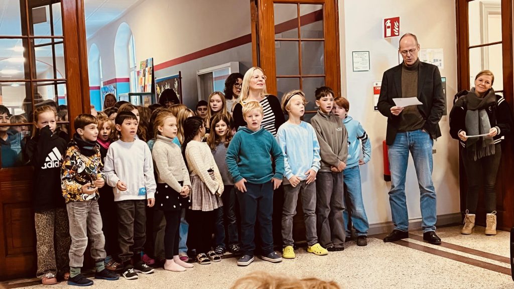 Der Senator liest zum Vorlesetag Schüler*innen der Schule an der Horner Heerstraße vor.