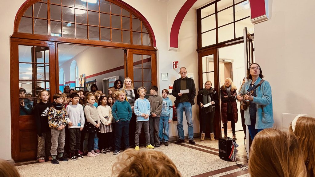 Der Senator liest zum Vorlesetag Schüler*innen der Schule an der Horner Heerstraße vor.